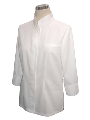 とてもシンプルな白いコットンシャツ