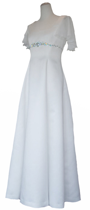 スワロフスキーの白いドレス